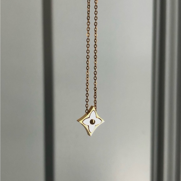 Small Pendant Flower Necklace - Picture 3 of 5